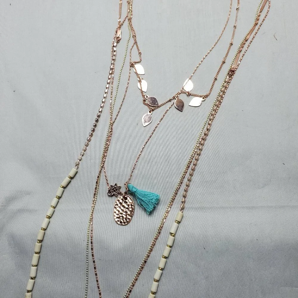 BKE 5 layered necklace rose gold chain- cream color beads - Picture 5 of 8
